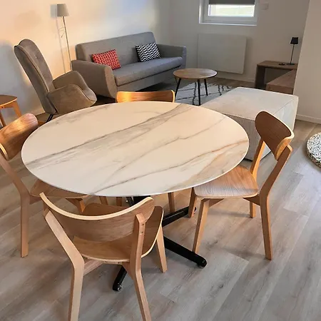 Petite Maison Independante Avec Garage Attenant *