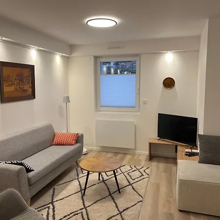 Petite Maison Indépendante Avec Garage Attenant