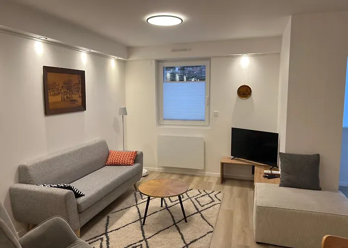 Petite Maison Indépendante Avec Garage Attenant