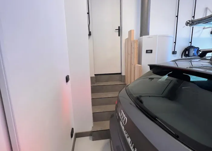 Petite Maison Indépendante Avec Garage Attenant *